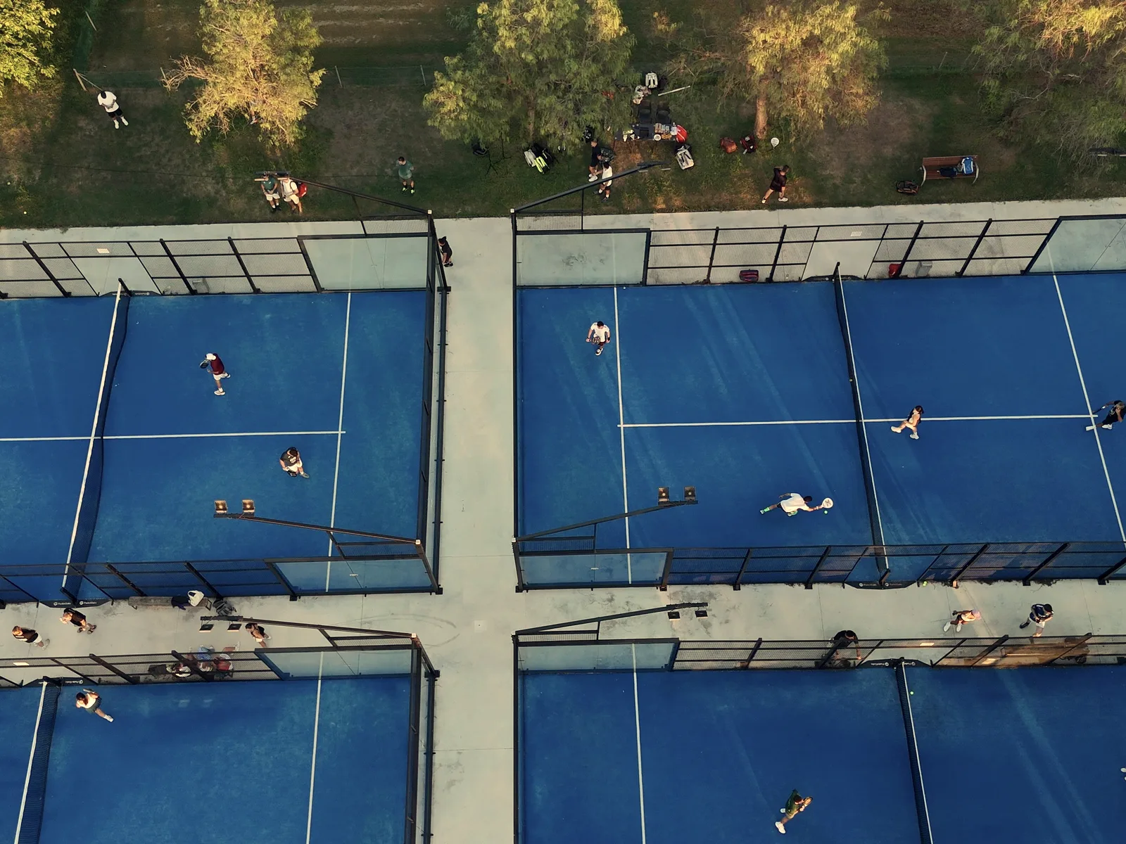 Vista de dron de las pistas del Saladar entre árboles, con jugadores en la pista