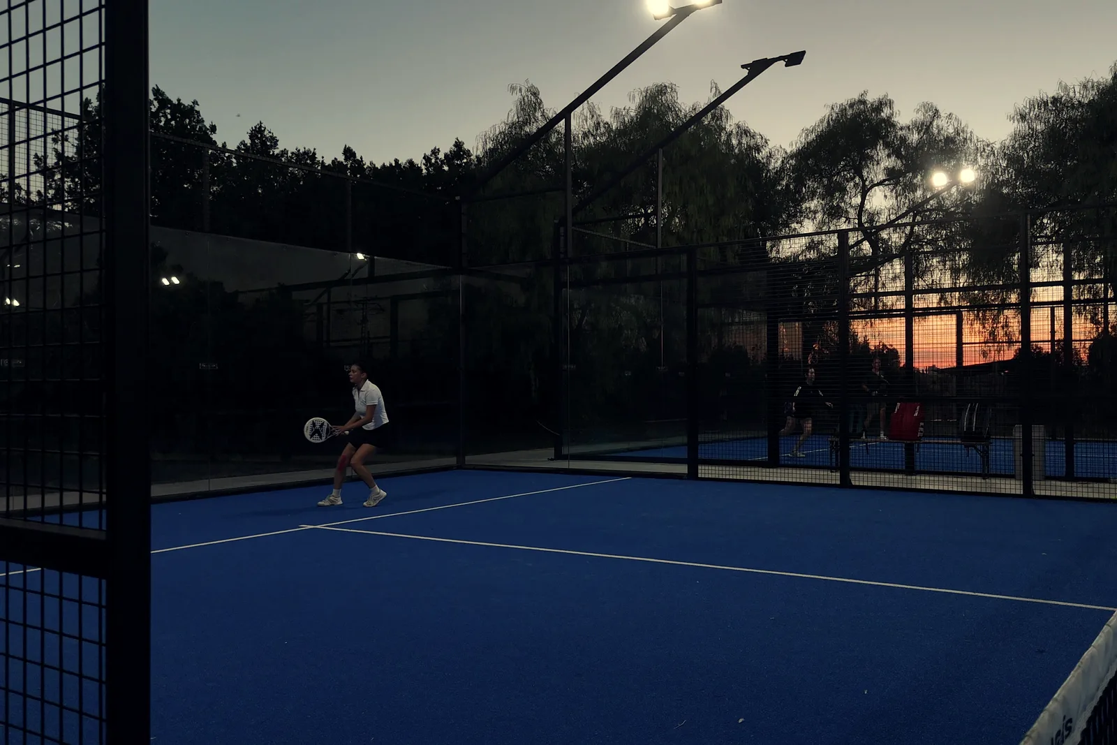 Un partido a contraluz al atardecer