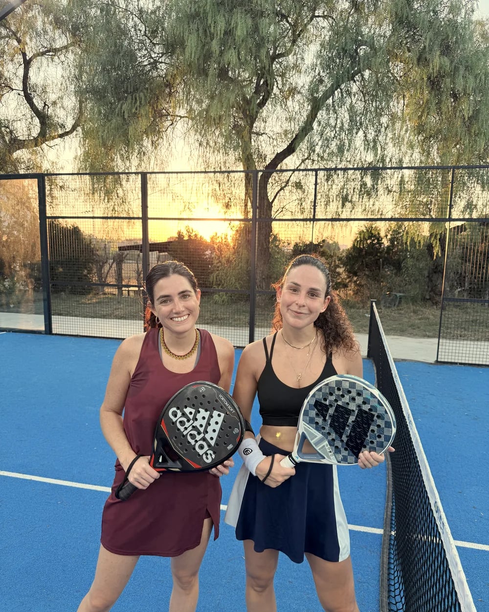 Dos jugadoras con el sol del atardecer detrás