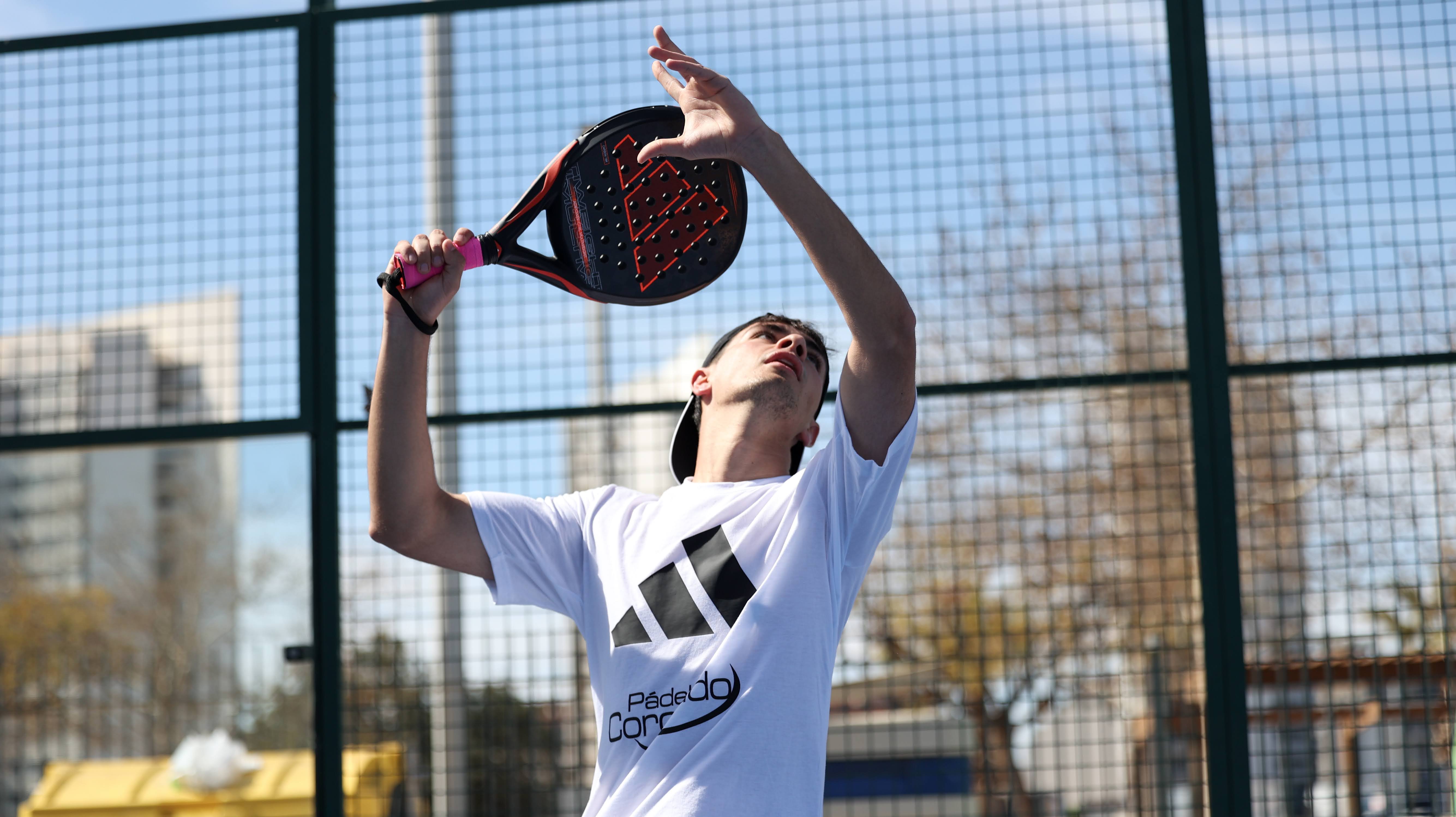 Jugador de JA Padel Academy realizando una bandeja en Origen Padel Club