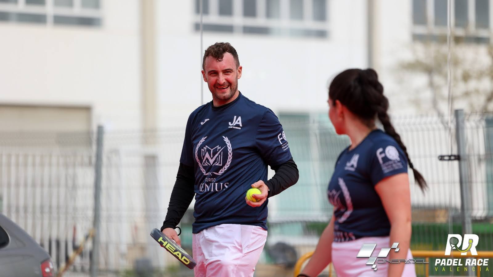 Pareja de jugadores de pádel en la red durante una clase en JA Padel Academy Valencia