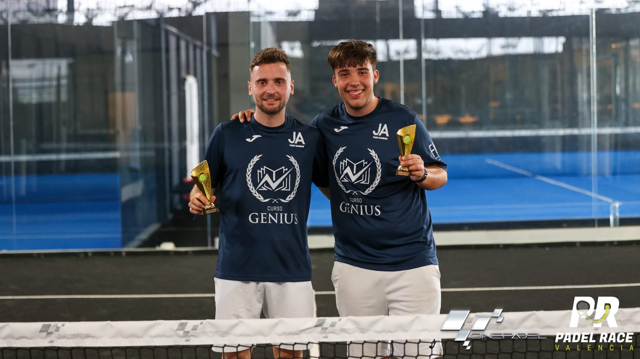 Jugadores de pádel en un entrenamiento de élite en JA Padel Academy Valencia