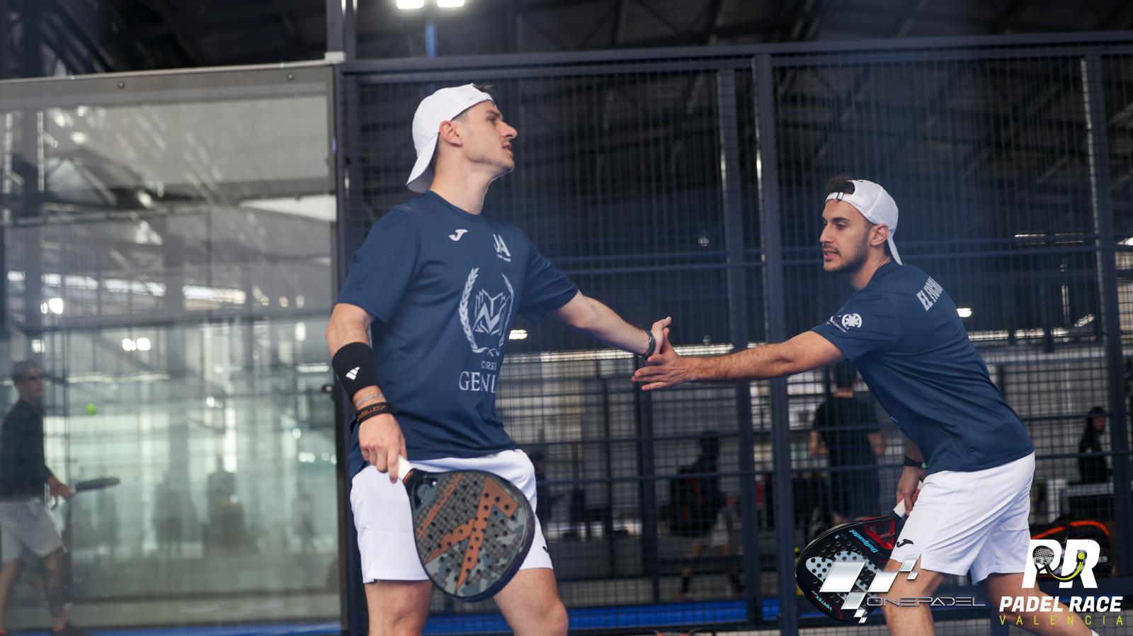 Dos jugadores de pádel durante un entrenamiento intensivo en JA Padel Academy Valencia