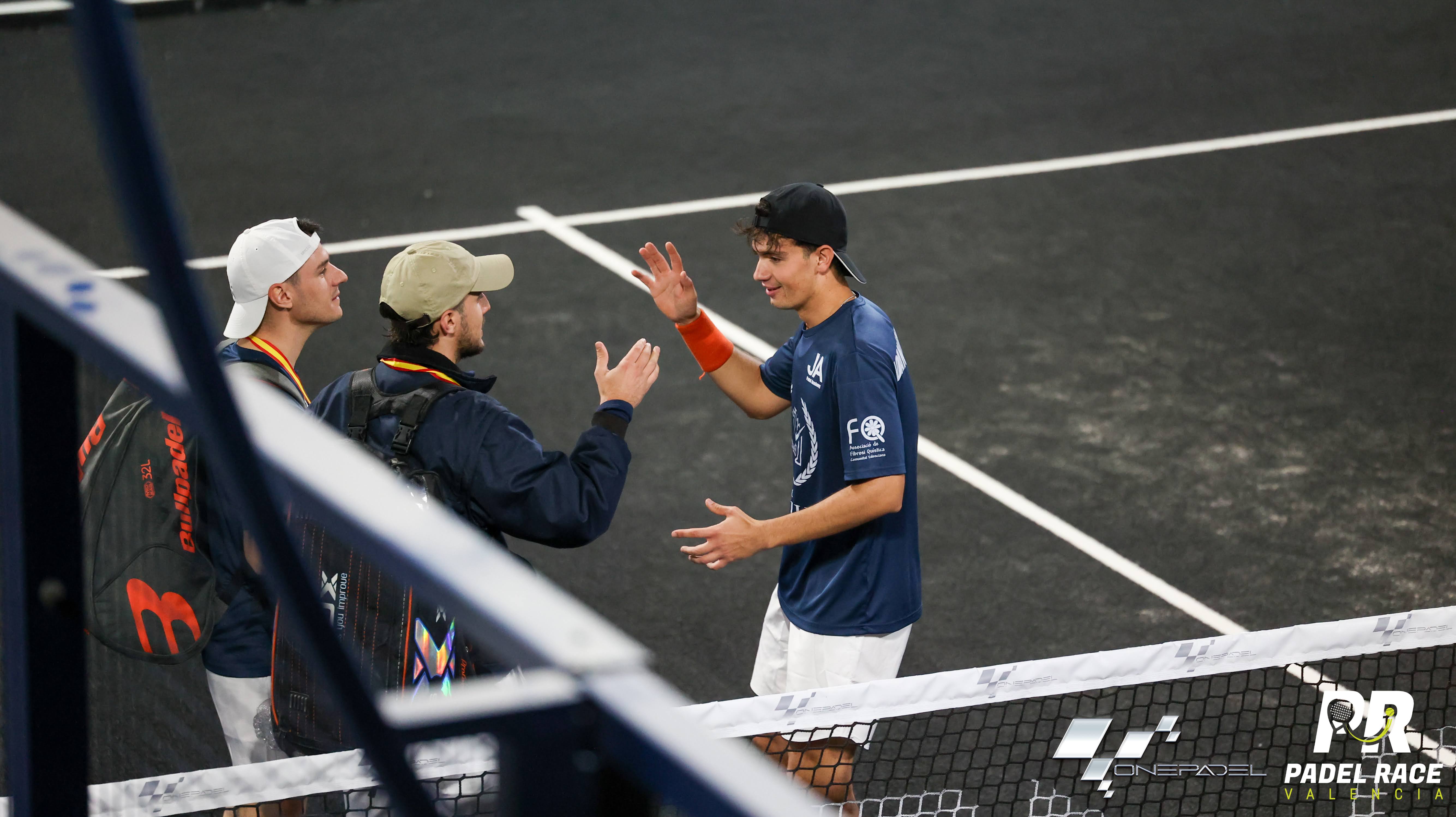 Saludo deportivo entre jugadores tras un partido en JA Padel Academy