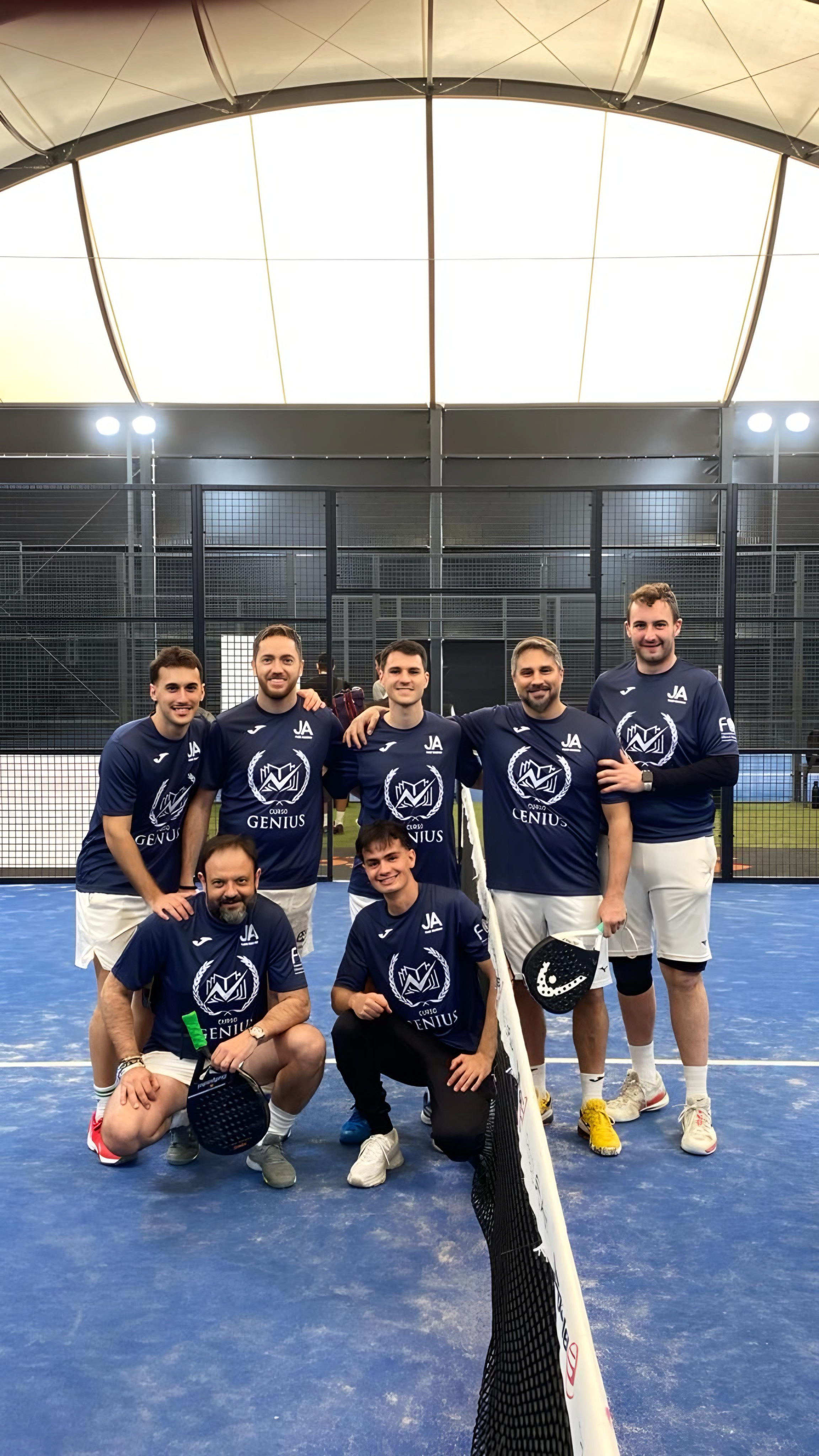 Equipo de competición de JA Padel Academy posando en Origen Padel Club