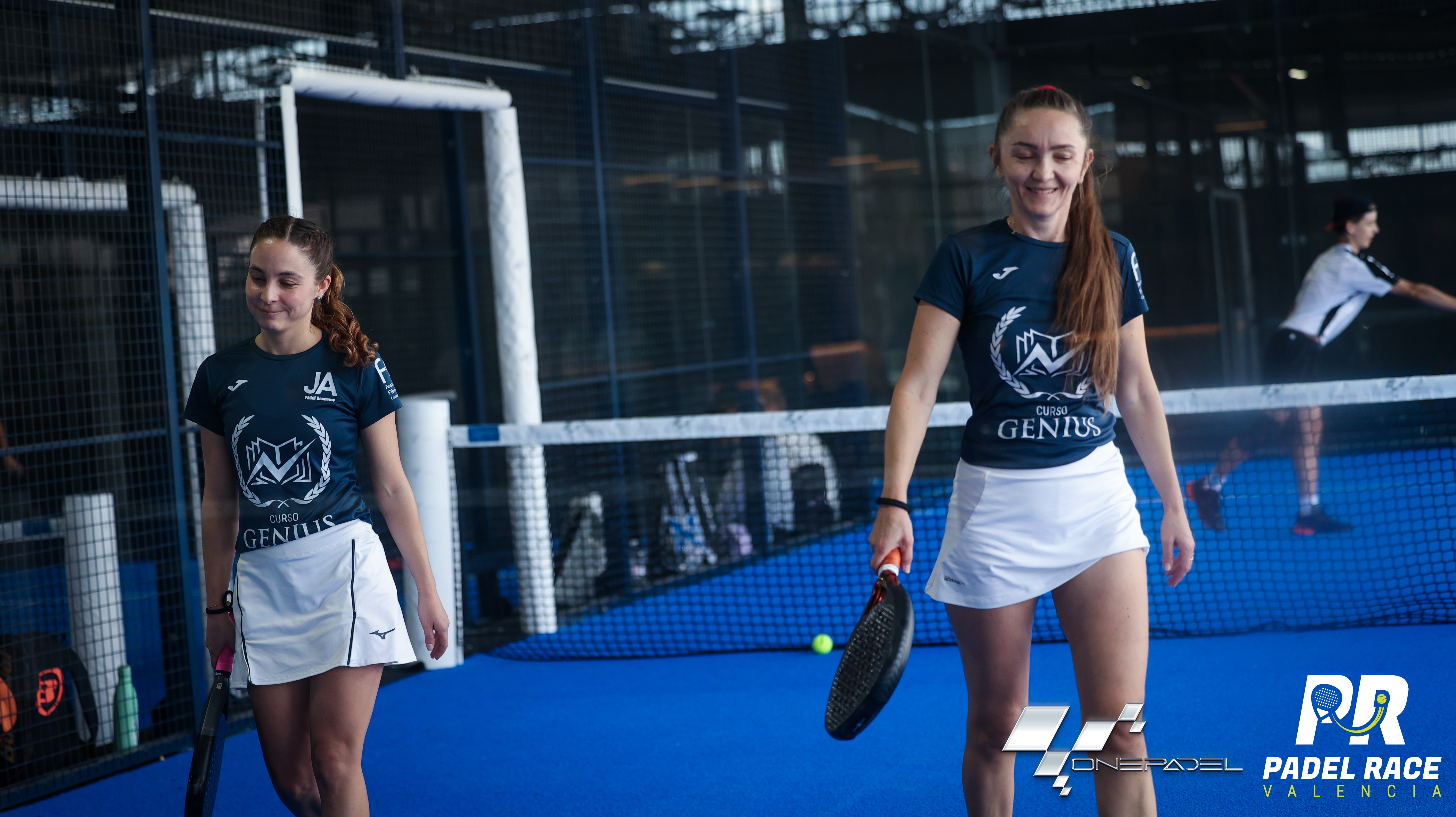 Alumnos de JA Padel Academy Valencia recibiendo instrucciones de metodología en pista