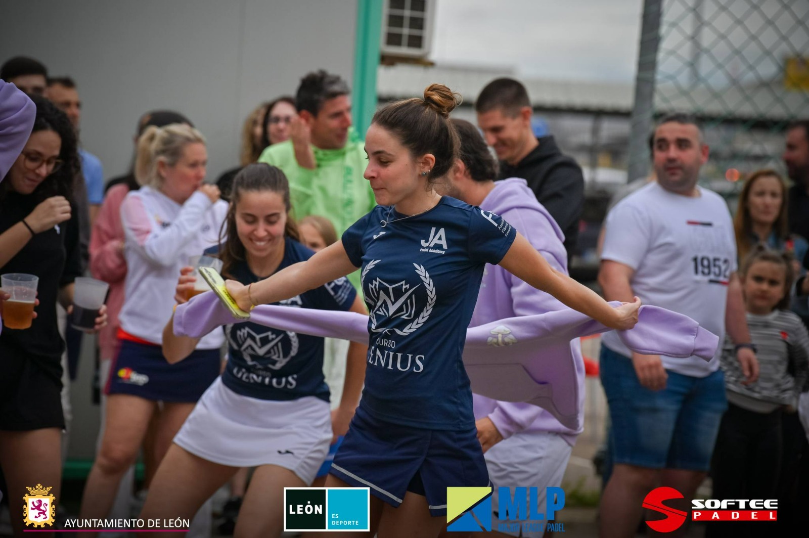 Participantes disfrutando de un evento social en JA Padel Academy Valencia