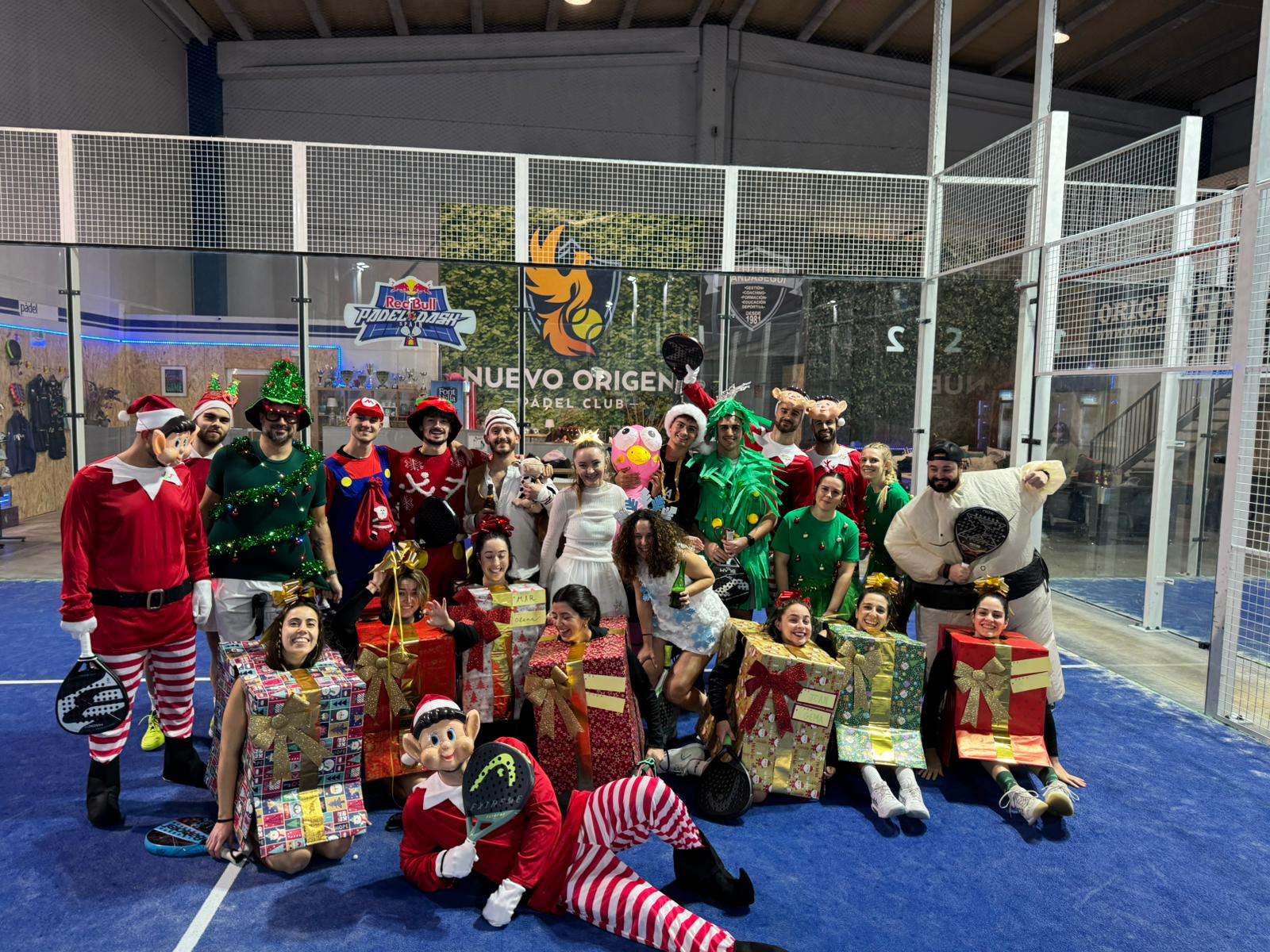 Participantes y ambiente del Torneo de Navidad de JA Padel Academy en Paterna